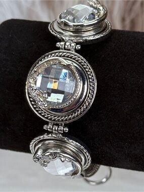 Beautiful Silvertone button snap bracelet with toggle closure